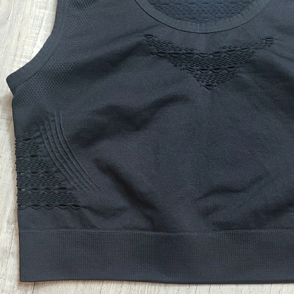 Gymshark Energy Seamless Crop Top Black White Compression Fit Eyelet Detailing - Picture 4 of 16